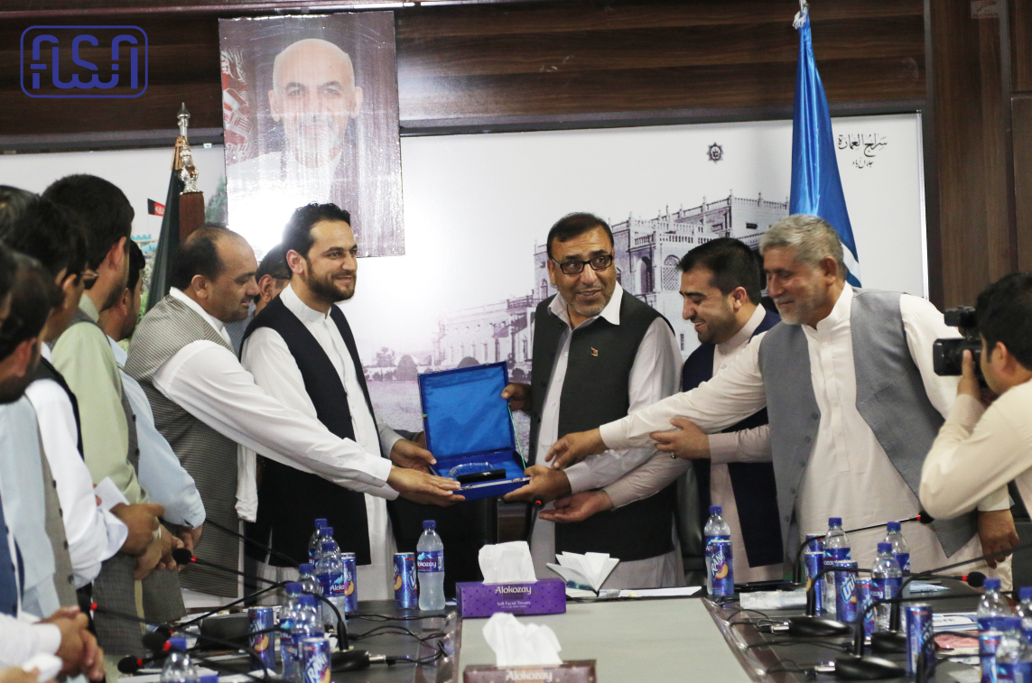 اهدای لوح تقدیر مزین با علامت ستندرد از جانب اداره ملی ستندرد برای والی ننگرهار