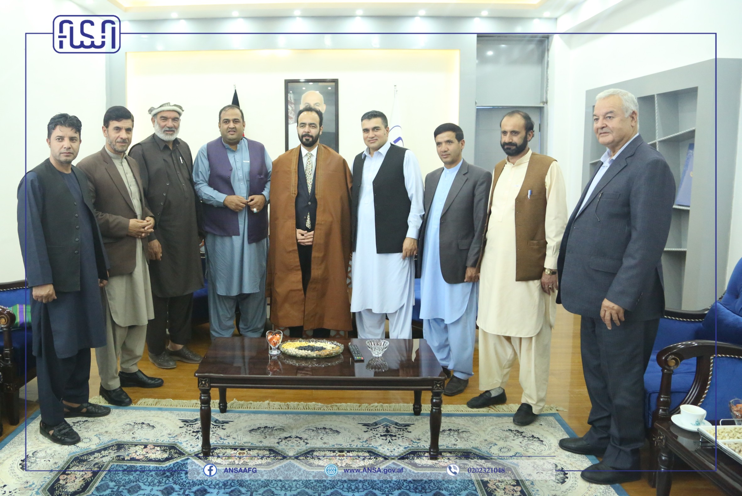 د میربچه کوټ پخواني ولسوال عبدالرحیم راشد او ورسره یو شمېر نورو قومي مشرانو د سټنډرډ ملي ادارې له لوی رییس ذبیح الله زیارمل سره د نوې دندې د مبارکۍ په موخه له هغه سره وکتل او په چارو کې یې له لوی خدای ج څخه ورته د بریا غوښتنه وکړه.