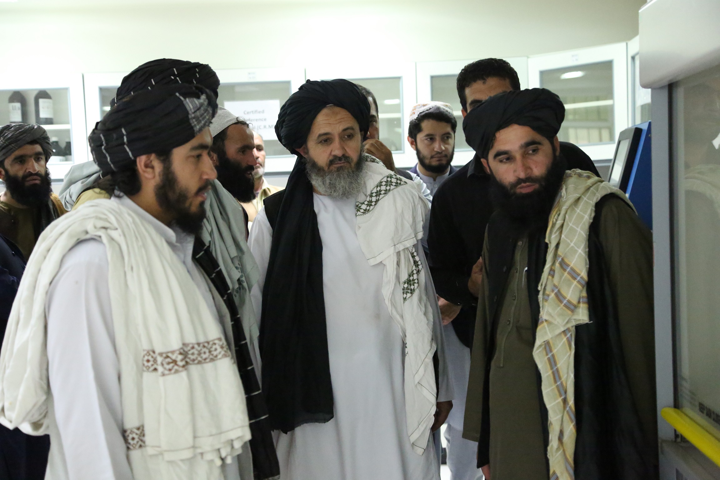 د سټنډرډ ملي ادارې مشرتابه په هیواد کې د خصوصي سکتور د نفتي موادو د لابراتوارونو څخه لیدنه وکړه.