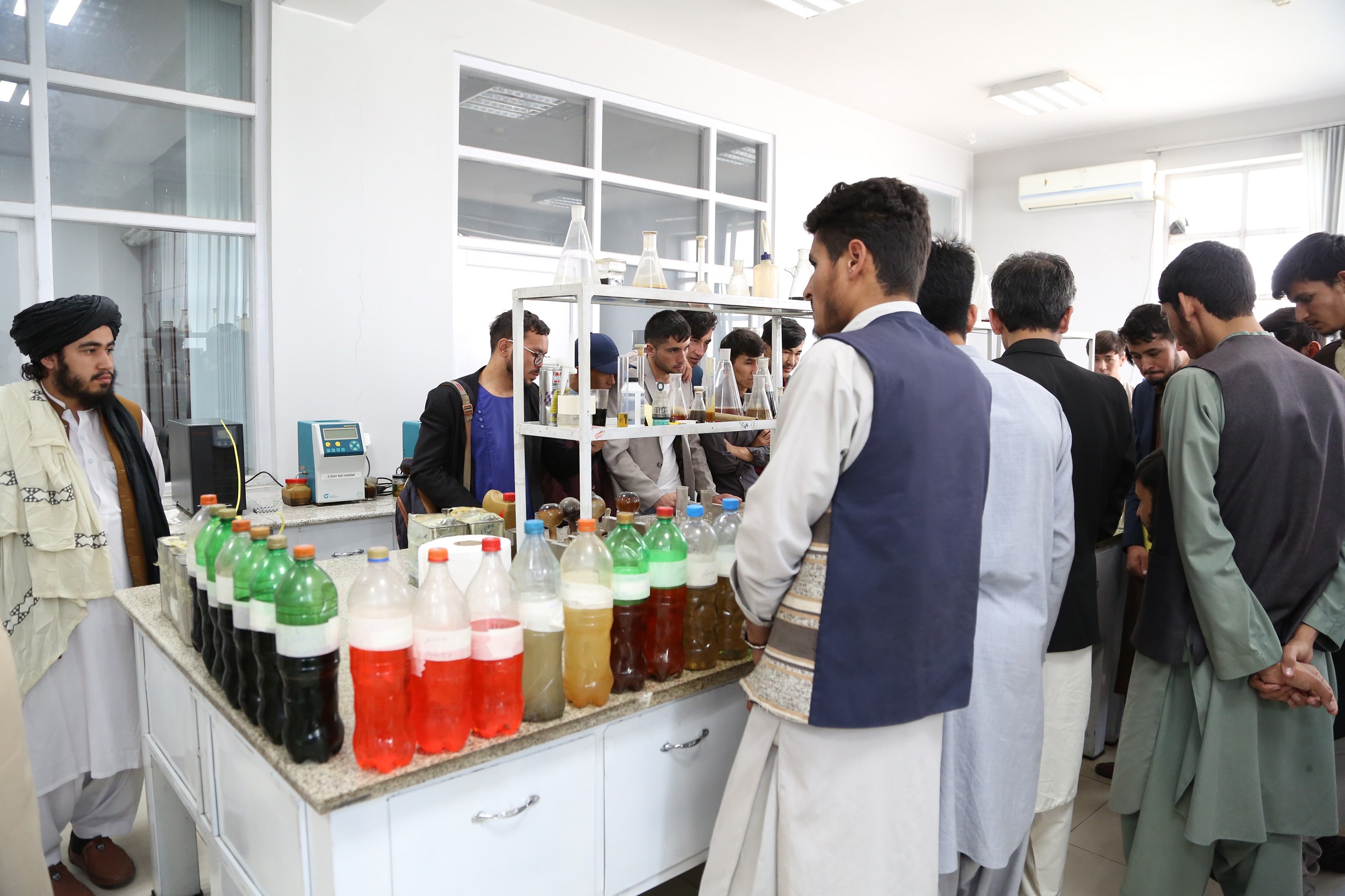 د کابل پولی تخنیک پوهنتون یو شمېر زده کړیالانو خپله عملي دوره په سټنډرډ ملي اداره کې پیل کړه.