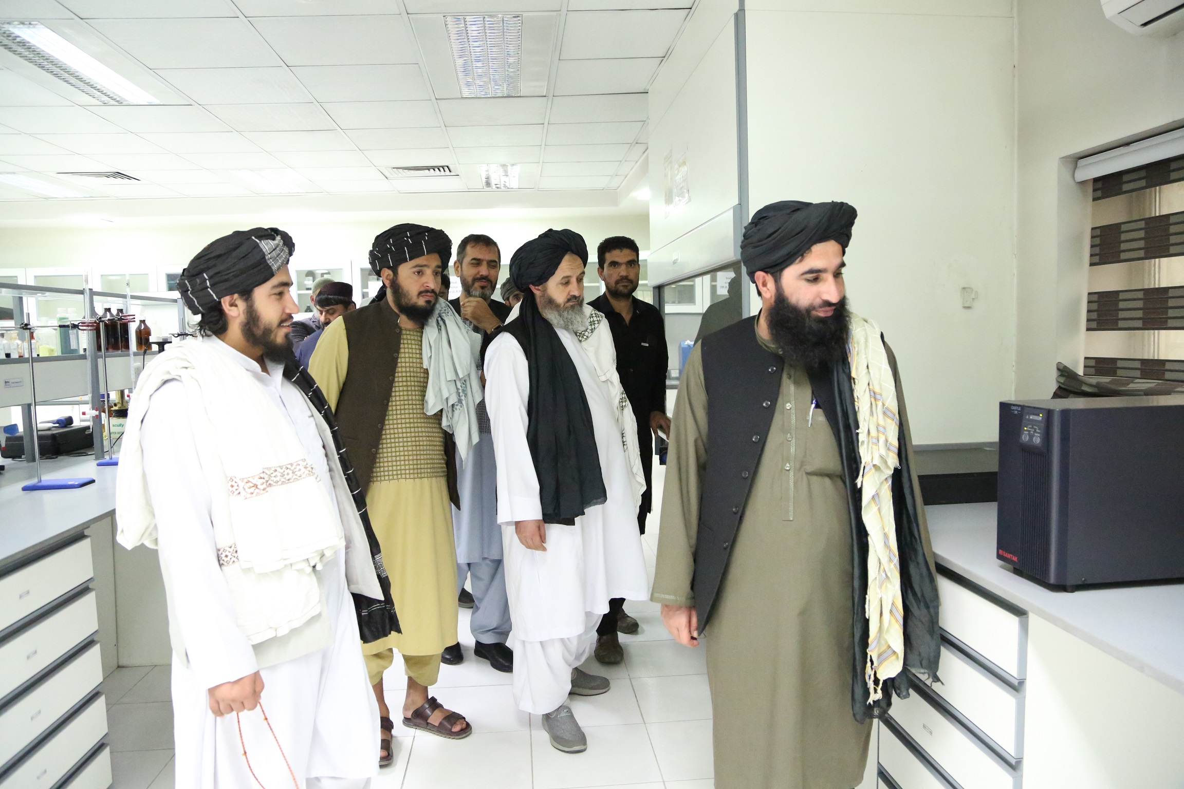 د سټنډرډ ملي ادارې مشرتابه په هیواد کې د خصوصي سکتور د نفتي موادو د لابراتوارونو څخه لیدنه وکړه.