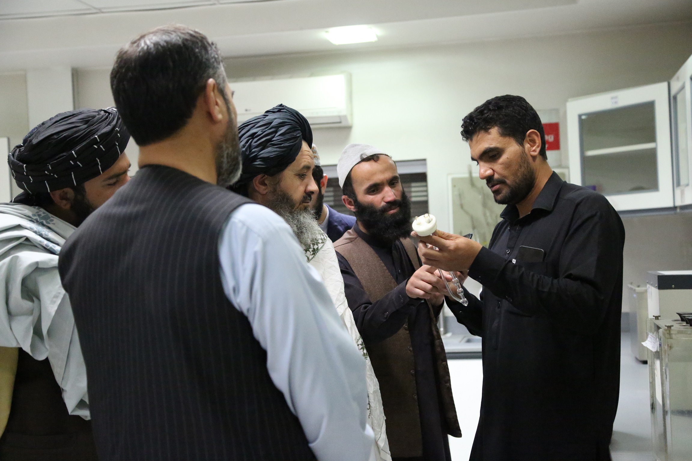 د سټنډرډ ملي ادارې مشرتابه په هیواد کې د خصوصي سکتور د نفتي موادو د لابراتوارونو څخه لیدنه وکړه.
