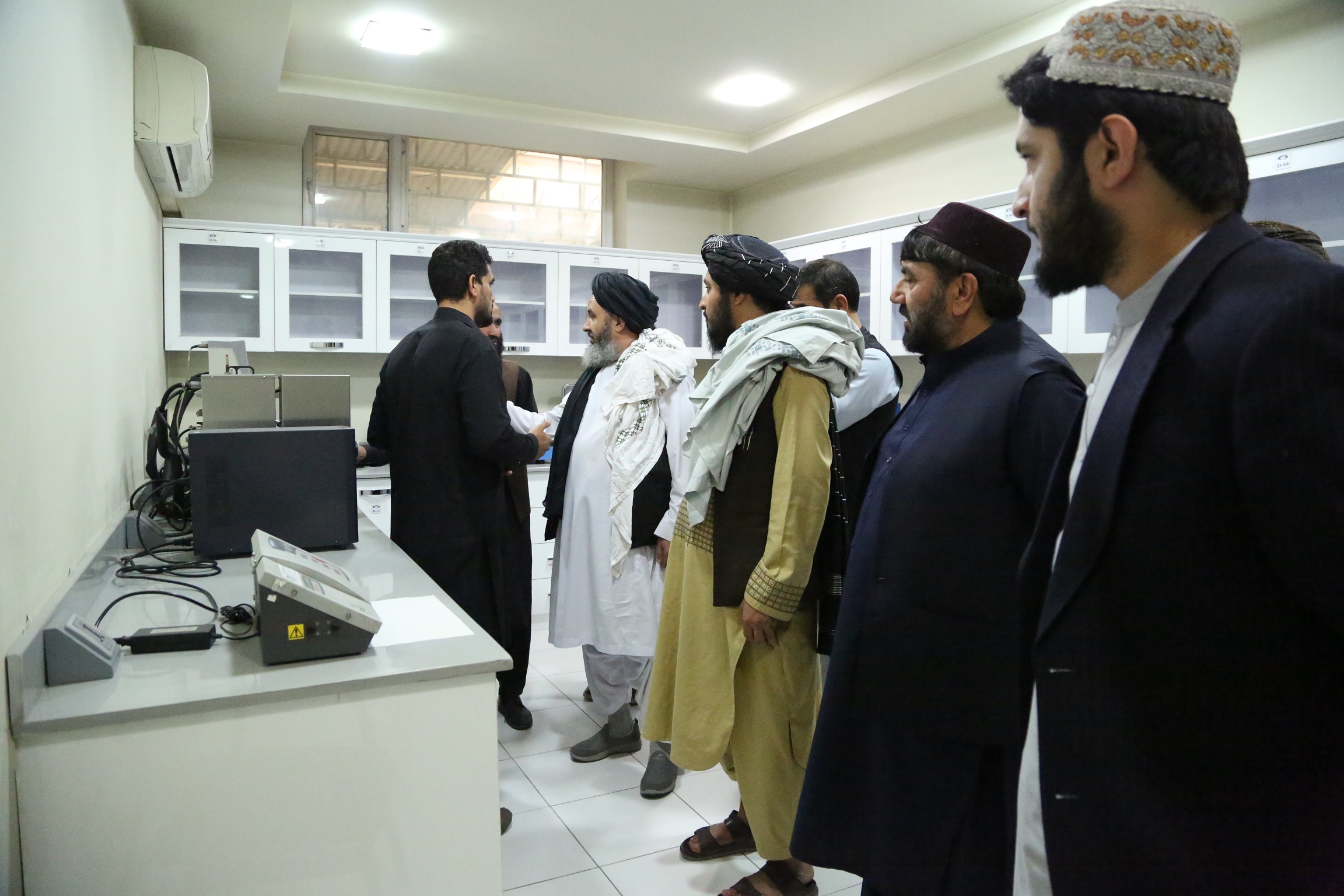 د سټنډرډ ملي ادارې مشرتابه په هیواد کې د خصوصي سکتور د نفتي موادو د لابراتوارونو څخه لیدنه وکړه.