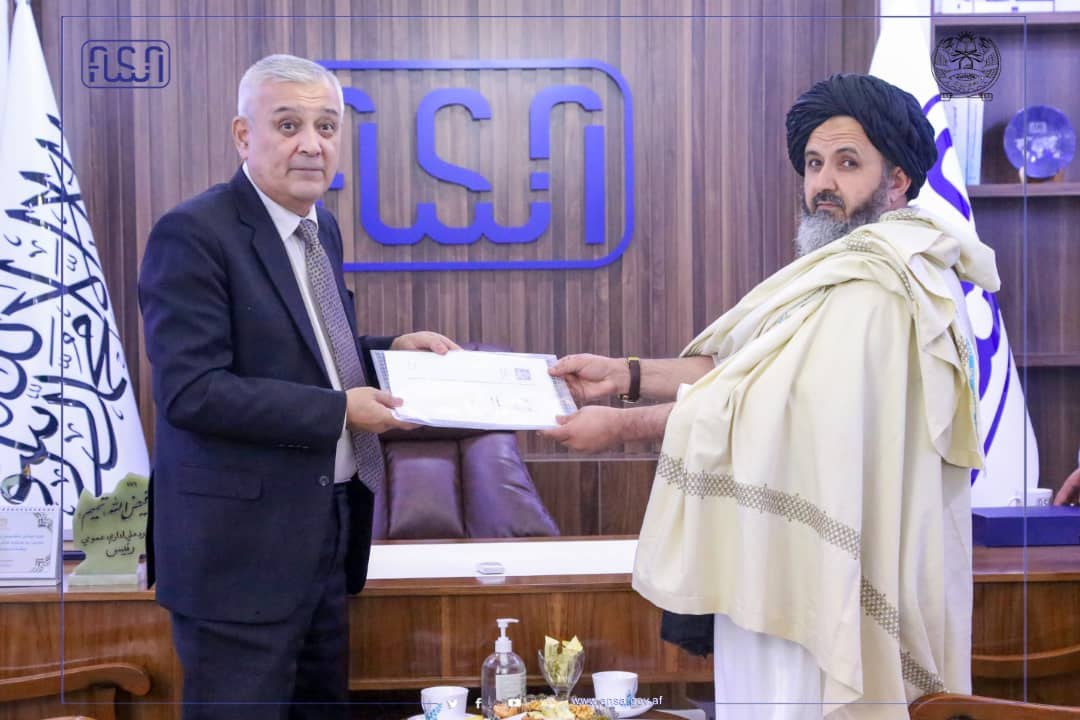 د سټنډرډ ملي ادارې عمومي رئیس او رهبري پلاوي د ازبکستان سفیر سره په خپل کاري دفتر کې وکتل.
