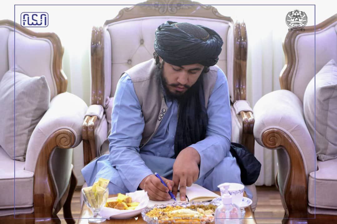 د سټنډرډ ملي ادارې عمومي رئیس او رهبري پلاوي د ازبکستان سفیر سره په خپل کاري دفتر کې وکتل.