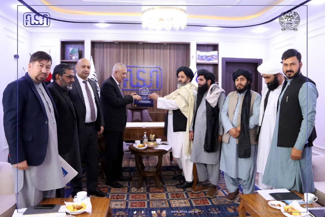 د سټنډرډ ملي ادارې عمومي رئیس او رهبري پلاوي د ازبکستان سفیر سره په خپل کاري دفتر کې وکتل.