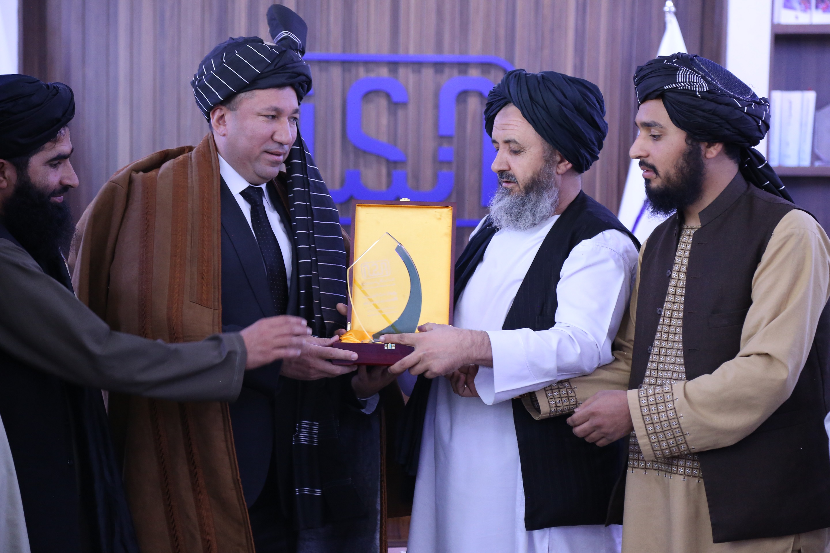 د سټنډرډ ملي ادارې عمومي رئیس او رهبري پلاوي د ازبکستان سفیر سره په خپل کاري دفتر کې وکتل