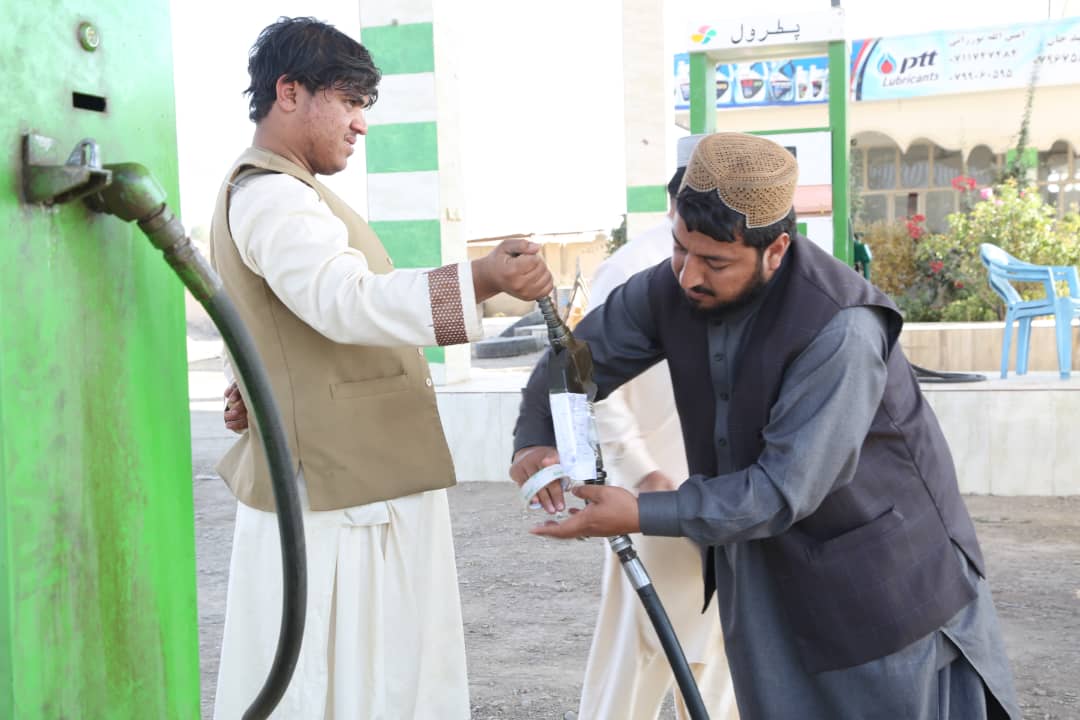 د سټنډرډ ملي اداره: په هلمند ولایت کې د بې کیفیته تیل د پمپ سټېشنونو، ذخیرو او پلورنې مرکزونو د نظارت بهیر پای ته ورسیدلو