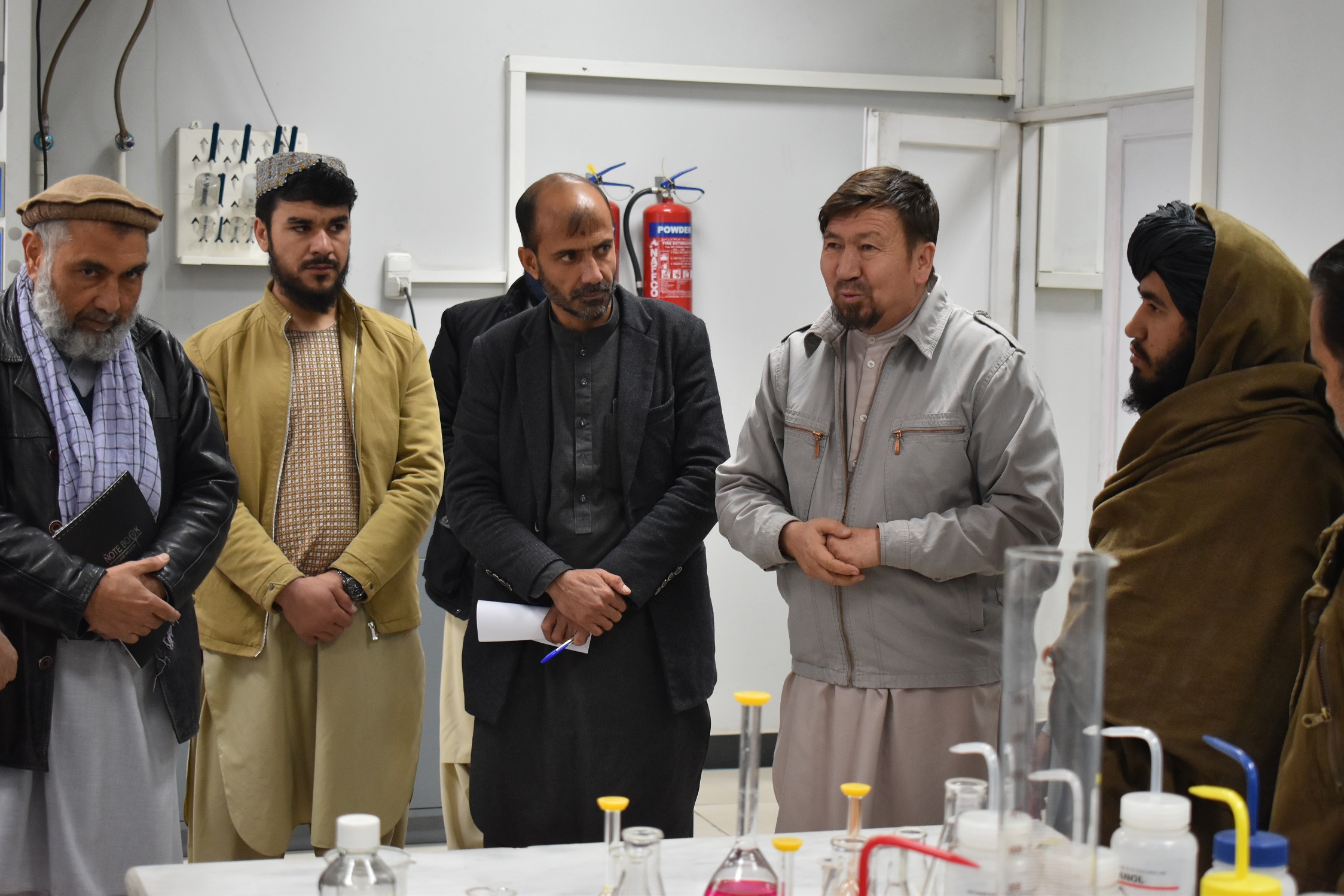 د کابل پوهنتون یو شمیر استادانو او متخصصینو د سټنډرډ ملي ادارې د خوړو له لابراتوار څخه لیدنه وکړه