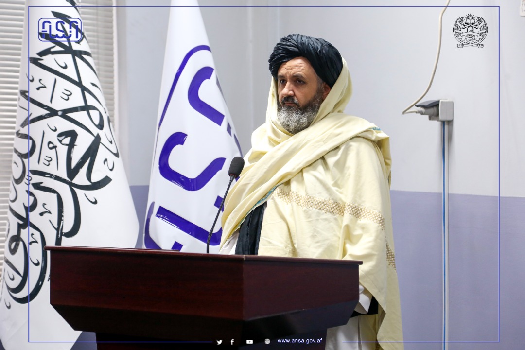 اداره ملی ستندرد برای شمار از محصلین پوهنتون پولی تخنیک کابل و بلخ بعد از سپری نمودن دوره کار آموزی شان تقدیر نامه و تحایف اهدأ کرد