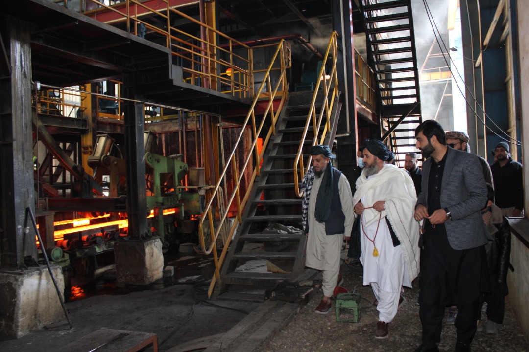 د سټنډرډ ملي ادارې  عمومي رئیس او ورسره مل پلاوي د سادات هوفیاني سټیل فابریکې څخه څارنه او لیدنه وکړله