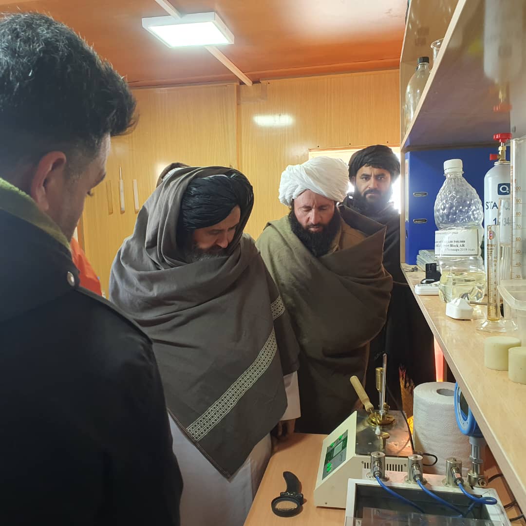 رئیس عمومی اداره ملی ستندرد از تصفیه خانه مواد نفتی انصار و اسیا در ولایت هرات بازدید کرد