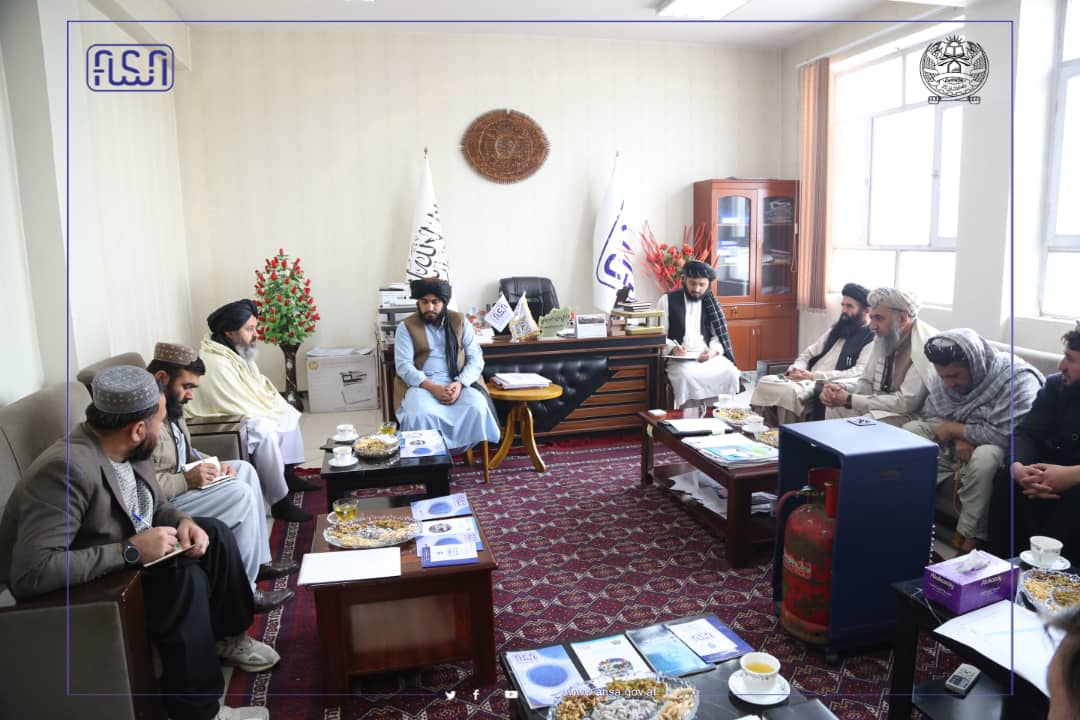 د سټنډرډ ملي ادارې عمومي رئیس د چارو ادارې له مرستیال سره وکتل